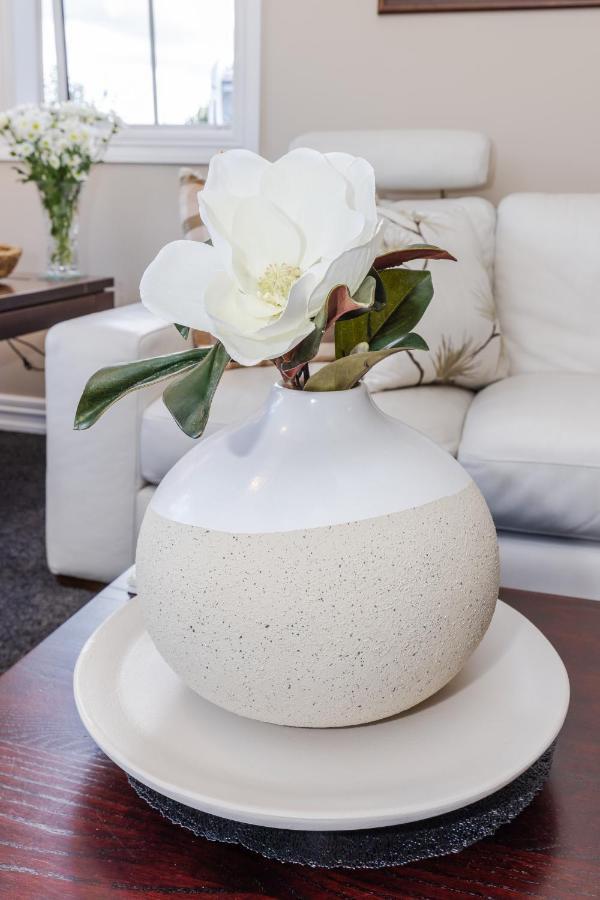 Sweet Magnolia 1 Or 2 Bedroom Suite St Kilda Cambridge With Complimentary Continental Breakfast ภายนอก รูปภาพ